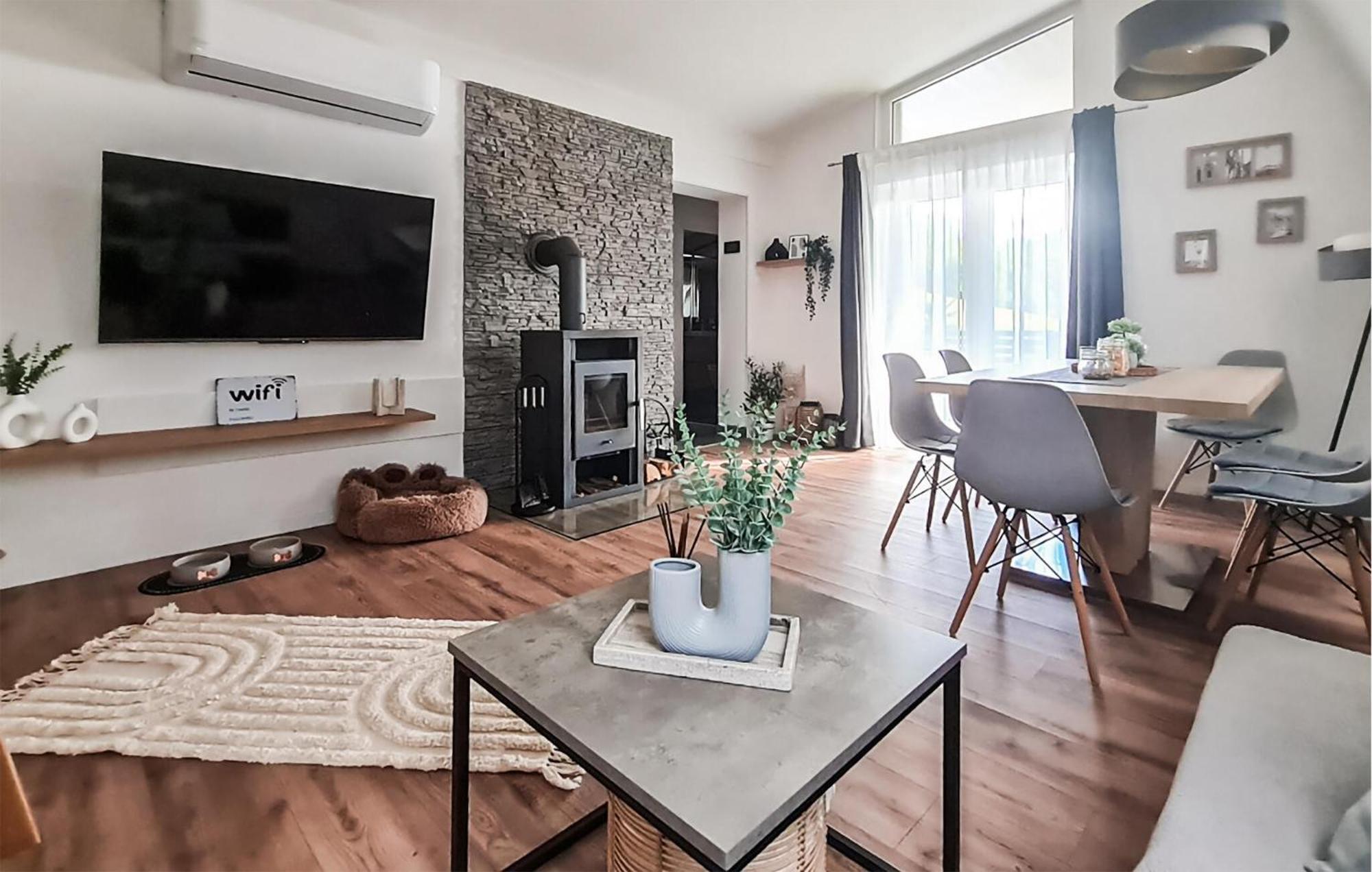 Nice Home In Karlovac With Wifi Exterior photo